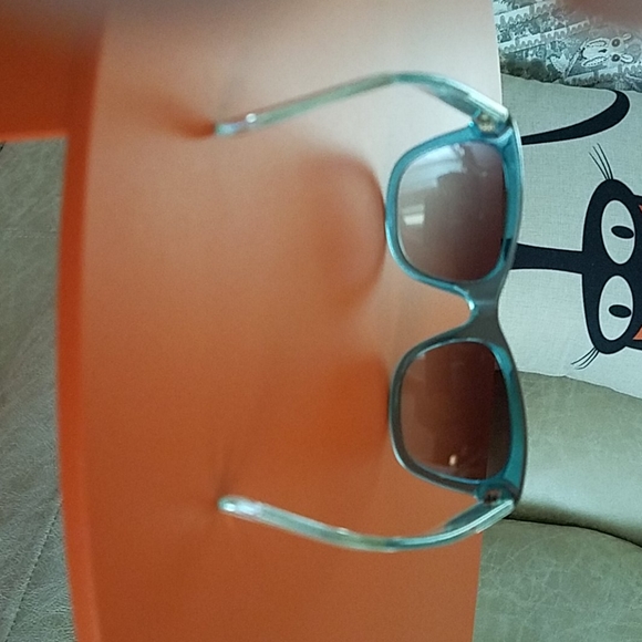 Burberry Sunglass Model 4209 - Picture 4 of 8